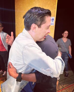 Ricardo Abarca Instagram - Hace un par de días tuve el honor de asistir a la primera función de @armandohernandezoficial en @toctocobra , una noche llena de emociones.  Por favor vayan a ver esta obra tan divertida (HOY HAY FUNCIÓN) 🎭
Armando: Gracias por esta invitación , felicitaciones por K1000O y que sigamos coincidiendo en este camino de la vida y la interpretación. Aplaudo tu talento pero aún mas el ejemplo de familia, esposo y padre que das. /La última foto es mi favorita/. 
•
•
•
#toctoc #toctocmexico #vamosalteatro #centroculturalsanangel