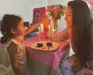 Ricardo Abarca Instagram - 03 de Noviembre
Hace 5 años teníamos todo planeado para celebrar el cumpleaños de mi esposa con un picnic en alguna playa de California. 
Preparamos nuestra canasta con un rico baguette, quesos, jamón y una pequeña botella de vino, el pastelito y las velas no podían faltar. Todo estaba listo!
Pero Dios decidió sorprendernos con algo mas emocionante, la llegada de Alaia! Y la verdad fuimos muy felices, Alaia fue el regalo de cumpleaños mas lindo e insuperable que solo Dios en su perfección puede hacer. 
Ahora cada 3 de  Noviembre celebramos por dos. 
🎊🎉💐🌷🌹🌸🌼🌻