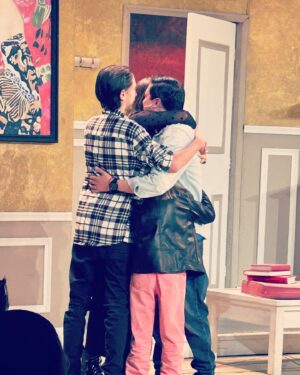 Ricardo Abarca Instagram - Hace un par de días tuve el honor de asistir a la primera función de @armandohernandezoficial en @toctocobra , una noche llena de emociones.  Por favor vayan a ver esta obra tan divertida (HOY HAY FUNCIÓN) 🎭
Armando: Gracias por esta invitación , felicitaciones por K1000O y que sigamos coincidiendo en este camino de la vida y la interpretación. Aplaudo tu talento pero aún mas el ejemplo de familia, esposo y padre que das. /La última foto es mi favorita/. 
•
•
•
#toctoc #toctocmexico #vamosalteatro #centroculturalsanangel
