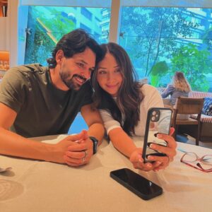 Ricardo Abarca Instagram - Cuando éramos novios la llamaba mi Juliette o mi Lana de Smallville 😅. 
Hoy cumplimos 12 años de matrimonio y puedo decir que Dios es bueno. 
Contigo pa’ las que sea parcera! 

Quien halla esposa halla la felicidad: muestras de su favor le ha dado el Señor.
(Proverbios 18:22)