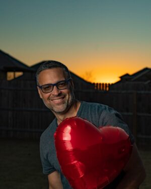 Ricardo Álamo Instagram - Aquí les tenia este corazón guardado para una ocasión especial ❤️🐝 que buen momento junto a ustedes 🎉 gracias por ser tan especiales. Por aquí estaré leyéndol@s a ver si se animan a que hagamos otro pronto 🙏🏼 bella noche
