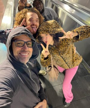 Ricardo Álamo Instagram - Hija amada 😍😍🐝 mi corazón brinca de tanta alegría y de tanto amor 🎉😍😍❤️❤️❤️❤️ gracias por esta visita que nos llena el alma ❤️❤️ con ese regalo tan especial como es la llegada de @foshokyo a nuestras vidas 🌅 juntos son una explosión de Luz divina ❤️🌅 una explosión de amor en cada poro de su ser 🎉🎉 te amo hija @valeisidoro toda mi bendición y la energía massss masss bella del universo para ese camino que están construyendo juntos ❤️❤️❤️❤️🎉🌅