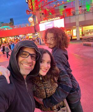 Ricardo Álamo Instagram - Hija amada 😍😍🐝 mi corazón brinca de tanta alegría y de tanto amor 🎉😍😍❤️❤️❤️❤️ gracias por esta visita que nos llena el alma ❤️❤️ con ese regalo tan especial como es la llegada de @foshokyo a nuestras vidas 🌅 juntos son una explosión de Luz divina ❤️🌅 una explosión de amor en cada poro de su ser 🎉🎉 te amo hija @valeisidoro toda mi bendición y la energía massss masss bella del universo para ese camino que están construyendo juntos ❤️❤️❤️❤️🎉🌅