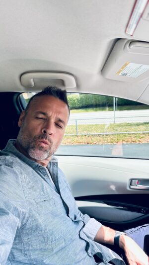 Ricardo Álamo Instagram - Aquí un beso volao 🐝🙌🏼 cuéntenme si ya vieron el primer Episodio de Entre Cajas 🎙️🎥 por aquí les dejo nuestro Instagram para nos sigan 🙌🏼 @entrecajas_podcast me cuentan cuando vean el Episodio 🎙️🎥 quiero su feedback 😍❤️ que les pareció