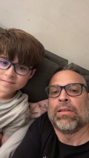 Ricardo Álamo Instagram - Hola!! Feliz domingo 😊 enseñando a mi hijo lo que es un en vivo!! Me emocione mucho de verlos por allí!! Gracias por el cariño!! Abrazo grande!! 🤗🤗🤗🤗