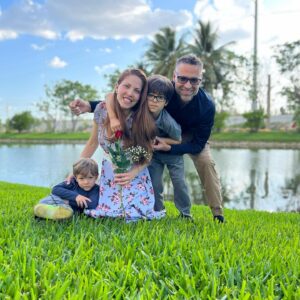 Ricardo Álamo Instagram - Mamacita hermosa ❤️❤️😍gracias por cuidarnos y consentirnos cada día 🌅 te amamos novia ❤️❤️🐝 siempre lo mejor de nuestra parte para que cada día de tu vida sea especial ❤️❤️❤️