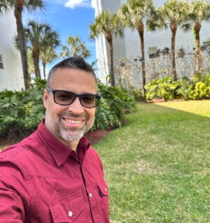 Ricardo Álamo Instagram - Bello domingo para tod@s 🐝☀️❤️ como va su vida!!! Les mando un abrazo grande grande 🙌🏼 les comparto esta mágica aventura junto a mi tocayo @ricardo.ceo un espacio que será de gran valor para todos 🛤️ lo más lindo de la vida cada segundo ❤️🎙️ les estaré compartiendo ☀️🐝