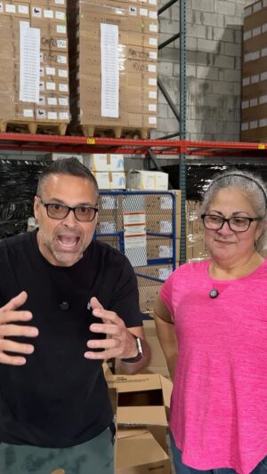 Ricardo Álamo Instagram - Coincidir con corazones incondicionales ❤️ es una verdadera motivación. Ustedes @helpforvenezuelafoundation y @allforvzla son una inspiración valiosa en estos tiempos donde la carrera nos hace mirar muchas veces a través del ojo individual y olvidamos el ojo colectivo, la empatía, la solidaridad. Ustedes a través de hechos, de acciones nos hacen sonar esa campana de atención. Nos unimos a esa cadena de corazones para poner un granito de arena en esta maravillosa labor 🌅❤️ gracias