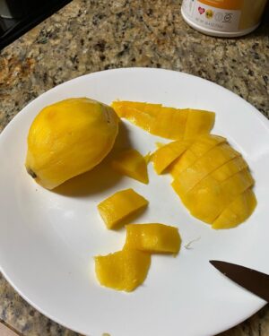 Ricardo Álamo Instagram - Abrazo para un día bueno 🙌🏼🌅 ustedes dirán que hago tan temprano con un mango 🥭 les cuento que hasta hace nada le estaba haciendo un gran daño a mis chamos, de premio les colocaba una galleta o algún dulce con el sándwich en la lonchera 🤷🏼‍♂️ esa droga silenciosa que es la azúcar 🤦🏼‍♂️ ellos son felices comiendo frutas y por ende el azúcar natural que allí se encuentra ❤️🐝 cuidemos s nuestros hijos 🙌🏼 ellos se adaptan increíblemente rápido a un buen hábito 🌅