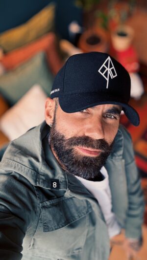 Ricardo Barbato Instagram - Troquei o gorro pelo 🧢  e optei pelo preto e branco pra harmonizar com os tons cinzas do dia de hoje 🩶

A maneira que você se veste, apesar de não limitar quem você é, diz algo sobre você.

Estilo é diferente de moda.
Design está presente em tudo que você vê.

Por hoje é isso ✌🏼 

rB 

#men #fashion #style #cool #bold #minimal #design