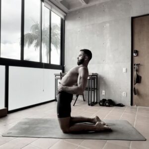 Ricardo Barbato Instagram - Vida de Yoga.

Por mais que tentemos representar essa data (ontem) por meio das posturas físicas, a verdade é que a parte mais rica desse caminho é vivenciada nas entrelinhas dos nossos dias e muitas vezes de maneira silenciosa.

O caminho oferecido visa qualificar o praticante, por meio da harmonização do ego, para que este elimine a sensação de separação advinda da ignorância sobre a sua existência.

Quando nos abrimos pra esse caminho, independente da flexibilidade física, precisamos flexibilizar a nossa mente e principalmente os nossos corações.

A partir daí, temos uma chance de entrar em contato com tudo que normalmente alegamos não ter tempo e que nos mantém estagnados até que consigamos extrair os aprendizados, principalmente das situações dolorosas.

Os que idealizam o Yoga como uma prática para ficar Zen, relaxado (…) além de estarem mirando no alvo errado, continuarão frustrados, pois boa parte dos frutos desse caminho só está  disponível para os que tem coragem de adentrar a vastidão do desconhecido em busca de respostas que não são dadas, mas reconhecidas.

No processo de reconhecimento precisamos abrir mão do velho para que o novo possa chegar.

Precisamos entender que os finais são, nada mais, que começos vistos sob outra perspectiva.

Precisamos honrar a nossa história por meio da compreensão que transforma uma ferida em um aprendizado.

Precisamos fazer as pazes com os fantasmas que ainda nos rondam pelo medo que temos de ser diferente do que sempre fomos.

Precisamos escolher viver o novo sem o medo que acompanha a incerteza do amanhã e muitas vezes nos mantem aprisionados no samsara.

Por meio do reconhecimento da nossa falta de controle nos abrimos para o plano divino com a genuína intenção de crescimento e compreensão.

Hoje é dia de reConheSER ✨

Com amor 🧡 

rB ⚡️

📍 Retiro reConheSER Ilhabela: 04 a 07 de Julho // uma oportunidade para você viver um pouco do que o Yoga tem pra te oferecer.

#yoga #retreat #movement #flow #style #yogateacher #wellness #healthy #lifestyle #muvyoga #men #fitness #reConheSER