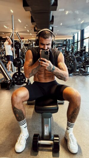 Ricardo Barbato Instagram - Se liga hein !

O vídeo demonstra alguns exercícios feitos na academia, 
mas que diferem do que vemos na grande maioria.

Esse é um lembrete pra você utilizar do sistemx e não permitir que ele use você.

Be Clever.
Be Active.
Be Mobile.

rB ⚡️

#movement #yoga #fitness #wellness #healthy #lifestyle #men #mobile #mobility #strength #training #love #freedom #flow