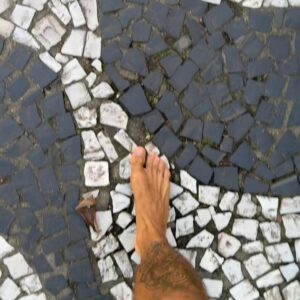 Ricardo Barbato Instagram - Dump Santista #013

Tem sido mto bom descer a serra e viver um pouco disso que vcs veem por aqui, por lá. 

Paralelo ao fato que sair de SP promove a saúde mental 🤯 gostaria de agradecer as maravilhosas guerreiras pela prática de ontem e enfatizar a minha apreciação pela oportunidade de construir essa comunidade com vocês.

Comida boa, caminhadas na praia, sol, mtas gargalhadas e a companhia de pessoas queridas e de um gatinho arteiro.

Obrigado @nathmartinsyoga pela parceria e pelos momentos especiais 🤍

Vamos juntos ✨

rB 

#yoga #movement #muvyoga #santos #sp #friends #love #happy #family #healthy #lifestyle #wellness #men
