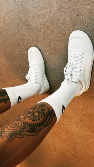 Ricardo Barbato Instagram - Você é adepto ao “barefoot style” ?

Durante os últimos anos a sociedade, por meio do avanço tecnológico, tem tido menos contato com seu habitat natural e como consequência deixamos de experienciar situações que nos ajudam a manter em dia  as qualificações humanos.

Muitos se perdem em meio a trend dos “boost” e similares na busca por conforto e deixam de lado a estabilidade.

Don’t get me wrong, apesar de ser a favor do conforto, aos poucos perdemos a conexão com o solo e com passar do tempo ficamos mais sujeitos à lesões por não trabalharmos algo essencial pra nossa caminhada: estabilidade !!!

É aquela velha história, uma base sólida é o primeiro elemento para construir qualquer estrutura duradoura e confiável.

Keep That in Mind @planabarefoot 

rB⚡️

#barefootshoes #shoes #style #fitness #wellness #men #legday #workout #stability #rb3