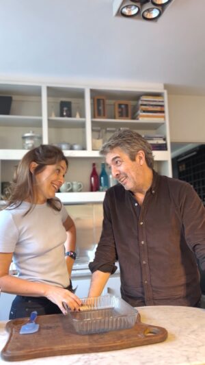 Ricardo Darín Instagram - Enmantecar, enharinar, reír y compartir reflexiones sobre #EscenasDeLaVidaConyugal y la gira que nos espera desde Septiembre por España🙌🏻☺️🇪🇸

#EscenasDeCocina #Cocinando #RecetasFaciles #Teatro #RicardoDarin #AndreaPietra #España2024