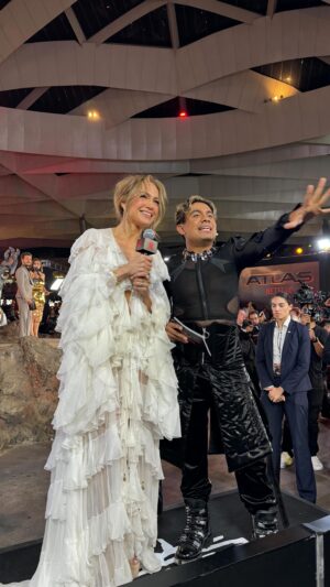 Ricardo Peralta Instagram - UN SUEÑO HABER ESTADO ECHANDO PLATIQUITA AGUSTO CON MI COMADRE Y AMIGA @jlo 🤩 HABER PLATICADO Y CONOCIDO AL @simuliu Y AL GRAN DIRECTOR BRAD PEYTON!
•
De mega MAs el fan event de @netflixlat ¡gracias por invitarme a conducir el TikTok! Y no se pierdan a partir del 24 de mayo #AtlasEnMx 🙌🏾✨