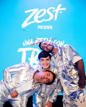 Ricardo Peralta Instagram - YA VA A EMPEZAR EL SHOW 
¡UNA PEDA CON TRÍO DE TRES! 
Próximamente en su ciudad 🤩 
KHEEEEEEEEEE!?!??
De mega MAs @zest_mexico