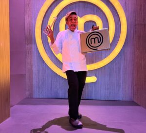 Ricardo Peralta Instagram - HERMANAS! SE LOGRÓ! ROBER SE LOGRÓ! Ay no, voy a llorar escribiendo esto 🥹
•
Como lo dije en el programa entré a este reality para honrar la partida de mi hermano 🧑🏾‍🍳. Desde que hice su platillo y me corté el dedo, sané todo lo que tenia atorado con él y debo decir que siempre sentí que estaba conmigo en la cocina ayudándome y dándome tips, de verdad muchas veces él era el que cocinaba, porque no me explico como me quedaban tan deliciosas varios de los platillos que preparaba 🥹
•
Gracias a mi ma y mi hermana por acompañarme en esta aventura, ellas saben que todo lo que hago es por y para ellas 🥹 LAS AMO!
•
Gracias a los chefs por compartirme sus conocimientos y a @velatronic que verdaderamente me venia preparando para este momento desde hace vario año sin saber. Gracis a mi Ññ @charlyportocarrero por siempre estarme apoyando y creyendo en mi. Al @cesardoroteo por siempre firmarme pases de salida para hacer mis proyectos y todo. 
•
Me llevo grandes amistades y experiencias de este proyecto. Verdaderamente @masterchefmx cambia vidas 🥹
•
Gracias a ustedes y a la señora en casita que se dejó entretener con todas mis ocurrencias y mi joteria 🥰
•
Vivan les elegebetes morenxs, ruidosos y afeminados. Este mundo también es nuestro 🫶🏾