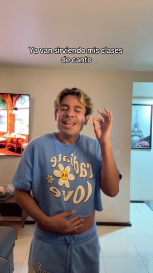 Ricardo Peralta Instagram - Les dejo aquí una canción para antes de dormir 🎤👄
Espero les guste, se las canté con mucho amor
•
•
Voz de @johnpintojr 🤩
