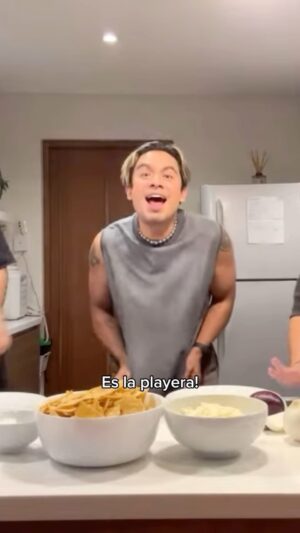 Ricardo Peralta Instagram - Prefiero reír a llorar que te dijera 🙂‍↕️