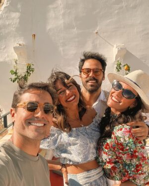 Ricardo Pereira Instagram - “Deus ao mar o perigo e o abismo deu, mas nele é que espelhou o céu.”

Fernando Pessoa 

Parabéns querido @_joaobelo_ e obrigada por nos levares nesta viagem mágica à Costa Amalfitana 💛🍋

#friends #amalficoast #love #happybday