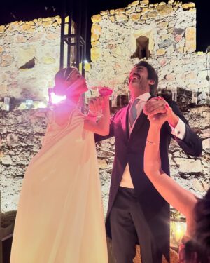 Ricardo Pereira Instagram - Nossos amores, que dia mágico! Estaremos sempre aqui de mãos dadas com vocês ♥️

#wedding #love #friends