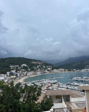 Ricardo de Sá Instagram - 📍 Dia 2 em Mallorca com a @4seasonsviagenseturismo 

Comecei na Playa de Muro, onde o azul do mar se encontra com o céu.

🌅 A seguir, uma vista panorâmica do Port de Sóller. Um cenário de cartão postal com montanhas e mar.

🌊  Um mergulho nas águas cristalinas de Mallorca. Um verdadeiro paraíso!

🍽️ Hora de repor as energias com uma deliciosa paella. Autêntico sabor espanhol que conquistou o meu coração (e estômago)!

🏞️ Passeio na Quinta do Lago em Alcúdia. A tranquilidade e beleza deste lugar são incríveis.

🚂 Aventura no El Tren de Sóller. Um passeio nostálgico e pitoresco pelas paisagens deslumbrantes.

⚓ Final de tarde no Port de Alcúdia. A luz do pôr do sol refletido nas águas do porto é inesquecível.

🏛️ A majestosa Catedral de Palma. A arquitetura e a história deste lugar são fascinantes.

🌇 Encerrei o dia no miradouro de Palma, uma vista deslumbrante da marina. 

#Mallorca #PlayaDeMuro #PortDeSoller #ElTrainSoller #Alcudia #Palma #ViagemDosSonhos #4seasonsviagenseturismo #ExplorandoMallorca #ViagemInesquecível
