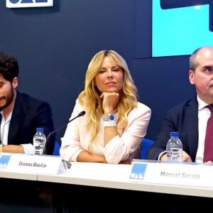 Ricardo de Sá Instagram - Decorreu ontem, dia 7 de maio, a apresentação pública da campanha de publicidade aos ingressos da Universidade Autónoma de Lisboa.  O evento, realizado no auditório principal da Universidade, contou com as intervenções de Manuel Serejo, responsável de comunicação e de marketing do Grupo Autónoma, de João Monsanto, Presidente da agência criativa Laranja Mecânica e de André Miranda, responsável da produtora Corner Studio, que contruiu e idealizou os cenários do filme publicitário. 

Na sessão marcaram presença os atores e personagens da campanha Oceana Basílio e Ricardo Sá, para além de um conjunto de caras conhecidas do grande ecrã.

Com o título “FUTURO  BRILHANTE” a nova campanha, para além de promover as condições de acesso à oferta formativa de licenciaturas, ao próximo ano letivo, surpreendeu tudo e todos com a criação pioneira da Praça do Marquês no ano de 2224!

O futuro vive agora de mãos dadas com o presente num lugar de excelência. 

AUTONOMA. PRIVADA POR EXCELÊNCIA.