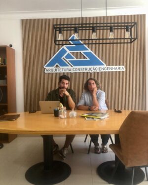 Ricardo de Sá Instagram - Hoje foi um dia produtivo no escritório da @tnv_arquitetura ! Tive uma reunião incrível com a minha mãe, arquitectos e engenheiros. 
Em breve, partilho o resultado final dos nossos projetos. Reconstruir casas é transformar sonhos em realidade. Investir no ramo imobiliário é garantir um futuro sólido, valorizar patrimónios e revitalizar espaços para novas gerações. 📐👷🏻‍♂️🏗️

#investimentoimobiliario #arquitetura #engenharia #construção #TNV #investment #realestate