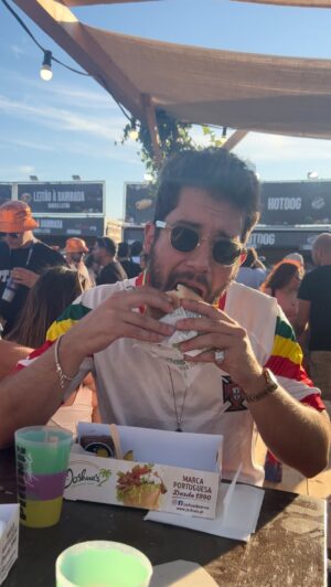 Ricardo de Sá Instagram - 🌟 Desde criança, que @joshuashoarma foi a minha escolha nos shoppings! 🥙✨

🎸 Várias caras conhecidas marcaram presença no @rockinriolisboa e comemoraram os 34 anos da @joshuashoarma , uma marca icônica em Portugal desde 1990. 

Encontrámos o @ricardo_de_sa , @antonio_camelier , @catarinasiqueira , @inessafrias , @sandrasilva.oficial e muitos outros! 🎤🥙

Sabes onde nos encontrar 📍

• Grande Lisboa
Alegro Alfragide
Almada Fórum
Amoreiras
Armazéns do Chiado
Atrium Saldanha
CascaiShopping
Centro Vasco da Gama
Colombo
Continente Loures
Dolce Vita Tejo
Forum Montijo
Forum Sintra
LoureShopping
Oeiras Parque
RioSul Shopping Seixal
Spacio Shopping Olivais
Strada Outlet Odivelas

• Norte
ArrábidaShopping
Gaia Shopping
MarShopping Matosinhos
NorteShopping

• Oeste e Coimbra
Torres Vedras
Coimbra Shopping
Fórum Coimbra
LeiriaShopping

• Sul
CC Continente de Portimão
Fórum Algarve
Mar Shopping Algarve (Loulé)
AlgarveShopping 

Disponível para entregas na @ubereats_pt e na @boltfood_pt 🚛

#rockinriolisboa #joshuasshoarma #34anosdesabor #joshuaslovers