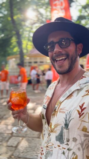 Ricardo de Sá Instagram - Estive no jardim da Estrela com a @aperolspritzofficial ontem e fiz esta música cómica num dia para fazer este lindo vídeo 🧡😅 

📅 Fiquem atentos às próximas festas:

Julho

	•	4 julho – Jardim da Estrela – @bananacafelx – @djwilsonhonrado 
	•	14 julho – @salty_club_caparica – @deejaykamala 
	•	19 julho – @pirouettemtestoril (Estoril)
	•	20 julho – @rooftopsta.catarina (Porto)
	•	25 julho - @bananacafelx Posto 5 Av. Liberdade – @djjohngoulart 
	•	26 julho – @catchme.lisboa – @andrehenriquesmusic 
	•	28 julho - @lorosaesolnascente – @djrodrigoribeiro   @djbrunalenon 

Agosto

	•	3 agosto - @salty_club_caparica – @djwilsonhonrado 
	•	10 agosto – @casablancabeachlisbon – @deejaykamala 
	•	11 agosto – @tabubeachclub 
	•	23 agosto - @bananacafelx - Jardim da Estrela – @djwilsonhonrado 
	•	24 agosto - @azul.drbernard – @deejaykamala 
	•	25 agosto – @drbernard.pt – @andrehenriquesmusic 
	•	31 agosto - @lorosaesolnascente – @djrodrigoribeiro 

Setembro

	•	1 setembro – @praia_piscina_lisboa – @andrehenriquesmusic 
	•	5 setembro – @bananacafelx posto 1 – @djjohngoulart 
	•	6 setembro - @pirouettemtestoril (Estoril)
	•	7 setembro – @tabubeachclub – @djwilsonhonrado 
	•	8 setembro - @lorosaesolnascente – @thegroovycoeur 
	•	13 setembro –  @lape_lounge 
	•	14 setembro – @bbeachoeiras (Praia da Torre)
	•	21 setembro – @rooftopsta.catarina (Porto)

🎶 Aperol Spritz, um brinde ao pôr do sol,
A vida é incrível, estou no sítio certo.
Com amigos por perto, sorrisos e música no ar,
No Jardim da Estrela, a luz está bela.
No centro de Lisboa menina e moça.
Uma festa bonita com um Aperol ao pôr do sol.🎶

#AperolSpritz #Sunsetinaglass #drinkresponsibly #pub

🌅🍹✨
