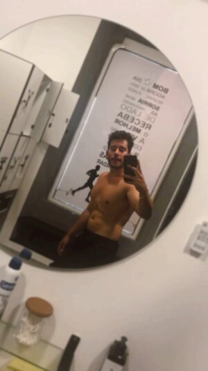 Ricardo de Sá Instagram - 💪 Hoje fui treinar na @visionbody_pt com electroestimulação com o meu fato do SLB ! 🦅⚡Fiz uma aula de Balanced Body para fortalecer o core e depois, a aula de Upper Push & Pull para trabalhar a parte superior. 

Todas as sessões são supervisionadas por um personal trainer, garantindo a execução perfeita dos exercícios. 🏋🏻‍♂️

Durante o treino não podemos esquecer a importância da hidratação com a água da @fonte_viva_culligan 💧

 #visionbody #electroestimulação #balancedbody #upperpushandpull #hidratação #fonteviva #culliganwater