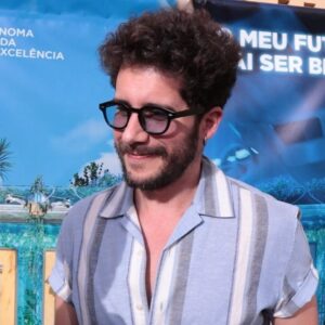 Ricardo de Sá Instagram - Decorreu ontem, dia 7 de maio, a apresentação pública da campanha de publicidade aos ingressos da Universidade Autónoma de Lisboa.  O evento, realizado no auditório principal da Universidade, contou com as intervenções de Manuel Serejo, responsável de comunicação e de marketing do Grupo Autónoma, de João Monsanto, Presidente da agência criativa Laranja Mecânica e de André Miranda, responsável da produtora Corner Studio, que contruiu e idealizou os cenários do filme publicitário. 

Na sessão marcaram presença os atores e personagens da campanha Oceana Basílio e Ricardo Sá, para além de um conjunto de caras conhecidas do grande ecrã.

Com o título “FUTURO  BRILHANTE” a nova campanha, para além de promover as condições de acesso à oferta formativa de licenciaturas, ao próximo ano letivo, surpreendeu tudo e todos com a criação pioneira da Praça do Marquês no ano de 2224!

O futuro vive agora de mãos dadas com o presente num lugar de excelência. 

AUTONOMA. PRIVADA POR EXCELÊNCIA.
