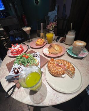 Ricardo de Sá Instagram - Domingo é dia de brunch! 🪩🥞Pequeno-almoço no @nicolaucascais , viagem pela marginal com vista mar. Passeio com a Liz no parque e @brunchlisboa 

Mais alguém teve um domingo como o meu ? 😉
