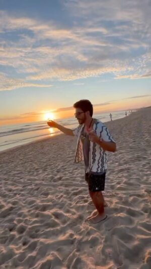 Ricardo de Sá Instagram - Sunset in a glass @aperolspritzportugal 🎶🧡 

“ Aqui vou eu para a Costa,
Aqui vou eu para a festa da Aperol
Vamos embora, tou no ir à Caparica ver o pôr do sol. “ 

Estive numa festa da @aperolspritzofficial ontem na Costa da Caparica no @salty_club_caparica e foi incrível ! 🌅

Fiz esta música e vídeo em dois dias, produzi e gravei a música no sábado e no domingo filmei e editei o vídeo. É uma brincadeira em homenagem à música “Sol da Caparica” de 1989, o ano em que eu nasci, dos Peste & Sida. Foram muitas horas de trabalho de produção, edição, filmagens, etc… Quase tudo sozinho 😅 O que acham ? 

📅 Fiquem atentos às próximas festas:

Julho
	•	19 julho – @pirouettemtestoril 
	•	20 julho – @rooftopsta.catarina (Porto)
	•	25 julho - @bananacafelx Posto 5 Av. Liberdade – @djjohngoulart 
	•	26 julho – @catchme.lisboa – @andrehenriquesmusic 
	•	28 julho - @lorosaesolnascente – @djrodrigoribeiro   @bjbrunalenon

Agosto
	•	3 agosto - @salty_club_caparica – @djwilsonhonrado 
	•	10 agosto – @casablancabeachlisbon – @deejaykamala 
	•	11 agosto – @tabubeachclub 
	•	23 agosto - @bananacafelx Jardim da Estrela – @djwilsonhonrado 
	•	24 agosto - @azul.drbernard @deejaykamala 
	•	25 agosto – @drbernard.pt – @andrehenriquesmusic 
	•	31 agosto - @lorosaesolnascente – @djrodrigoribeiro 

Setembro
	•	1 setembro – @praia_piscina_lisboa – @andrehenriquesmusic 
	•	5 setembro – @bananacafelx posto 1 – @djjohngoulart 
	•	6 setembro - @pirouettemtestoril 
	•	7 setembro – @tabubeachclub – @djwilsonhonrado 
	•	8 setembro - @lorosaesolnascente – @thegroovycoeur 
	•	13 setembro – @lape_lounge 
	•	14 setembro – @bbeachoeiras 
	•	21 setembro – @rooftopsta.catarina (Porto)

#AperolSpritz #Sunsetinaglass #drinkresponsibly #pub

🌅🍹✨