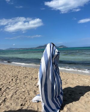 Ricardo de Sá Instagram - Viver a vida

Das agruras que a vida me deu,
Somente a esperança restou,
A mim próprio se comoveu,
E não outro por mim só aqui estou.

Tinha muito que dizer desta vida,
O quanto em mim ela me pesou,
Mas, a dada altura, ela foi vivida,
E o que era duro leve se tornou.

Ainda hoje me pergunto o porquê
De tanta incongruência assim,
Se tudo o que visionava perto se vê,

Quando descobri que é melhor viver
Do que morrer em vida aqui,
Onde cabe-nos apenas enaltecer.

Jorge Humberto
11/03/07
© Luso-Poemas
