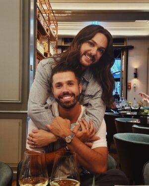 Riccardo Simonetti Instagram - Today is someone’s special day 👀🥹✨🤞🏼 Lieber @tobikop vor ein paar Tagen saßen wir noch im @pots.restaurant im @ritzcarltonberlin und haben deinen fast-Geburtstag gefeiert, einfach weil man jede Gelegenheit nutzen muss, um DICH hochleben zu lassen! ❤️ Du bist ganz ganz oft der Mann im Hintergrund und ich wünsche dir, dass du dich heute definitiv wie der Main Character deines Lebens fühlen wirst, denn das bist du für mich. Keiner ist so engagiert, humorvoll, emotional und aufopferungsvoll für die und das was er liebt, wie du! Und es ist mir eine Ehre, dass du meine 2. Mami, mein Trauzeuge, mein Manager und mein Freund bist! 🎂 We all love you so so much and hope you have the best day! Happy, Happy Birthday von ganzem Herzen 💞