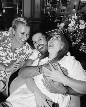Riccardo Simonetti Instagram - Today is someone’s special day 👀🥹✨🤞🏼 Lieber @tobikop vor ein paar Tagen saßen wir noch im @pots.restaurant im @ritzcarltonberlin und haben deinen fast-Geburtstag gefeiert, einfach weil man jede Gelegenheit nutzen muss, um DICH hochleben zu lassen! ❤️ Du bist ganz ganz oft der Mann im Hintergrund und ich wünsche dir, dass du dich heute definitiv wie der Main Character deines Lebens fühlen wirst, denn das bist du für mich. Keiner ist so engagiert, humorvoll, emotional und aufopferungsvoll für die und das was er liebt, wie du! Und es ist mir eine Ehre, dass du meine 2. Mami, mein Trauzeuge, mein Manager und mein Freund bist! 🎂 We all love you so so much and hope you have the best day! Happy, Happy Birthday von ganzem Herzen 💞