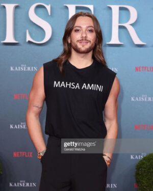 Riccardo Simonetti Instagram - Last night I went to a screening of "Die Kaiserin" - @netflixde told me the dresscode was "dress to impress" and right now I am mostly impressed of the bravery of Iranian and Kurdish women.

I am impressed but also deeply confused and shocked of what is happening in the world right now.

I decided to wear a Shirt that says #mahsa_amini because I wanted to bring attention to her and the movement that started since she was killed. The fact that so many people (kindly, not shady) asked me if #mahsaamini was a brand, showed me that we need to talk more about her.

I am also aware that that was not her real name and she was actually Jina. But I still decided to write the other name on my shirt because I felt like more people would see and understand it 🙏🏼

I learnt a lot about what was going on through the accounts of @duzentekkal and @playgirlnikaa - who is looking for women to collaborate with her. She is also sharing things you can do to help now. Don’t be silent ❤️