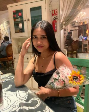Richa Joshi Instagram - Moments that make my heart sing @shivanibhojane 🌻🕊️🖤🍲 

.
#instamood #besties #friends #instadaily #pinterestinspired #mumbai #aesthetics #flowers #love #blessedlife #travelphotography #pinterestinspo #aestheticstyle #pastels #nightoutfit #fitgirls #explorepage #explore