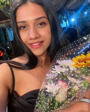 Richa Joshi Instagram - Moments that make my heart sing @shivanibhojane 🌻🕊️🖤🍲 

.
#instamood #besties #friends #instadaily #pinterestinspired #mumbai #aesthetics #flowers #love #blessedlife #travelphotography #pinterestinspo #aestheticstyle #pastels #nightoutfit #fitgirls #explorepage #explore