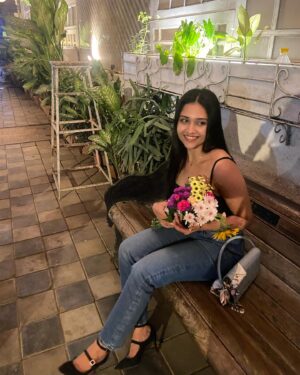 Richa Joshi Instagram - Moments that make my heart sing @shivanibhojane 🌻🕊️🖤🍲 

.
#instamood #besties #friends #instadaily #pinterestinspired #mumbai #aesthetics #flowers #love #blessedlife #travelphotography #pinterestinspo #aestheticstyle #pastels #nightoutfit #fitgirls #explorepage #explore