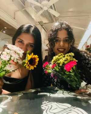 Richa Joshi Instagram - Moments that make my heart sing @shivanibhojane 🌻🕊️🖤🍲 

.
#instamood #besties #friends #instadaily #pinterestinspired #mumbai #aesthetics #flowers #love #blessedlife #travelphotography #pinterestinspo #aestheticstyle #pastels #nightoutfit #fitgirls #explorepage #explore