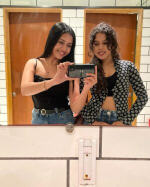 Richa Joshi Instagram - Moments that make my heart sing @shivanibhojane 🌻🕊️🖤🍲 

.
#instamood #besties #friends #instadaily #pinterestinspired #mumbai #aesthetics #flowers #love #blessedlife #travelphotography #pinterestinspo #aestheticstyle #pastels #nightoutfit #fitgirls #explorepage #explore