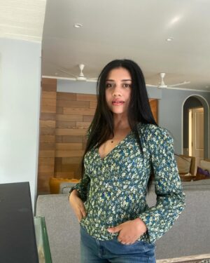 Richa Joshi Instagram - THE MUSE. 

.

#explorepage #explore #fyp #indian #longhair #blackhair #indianaesthetics #posing #pinterestinspired #itgirl #simplefits #basicfit #chic #loveyourself
