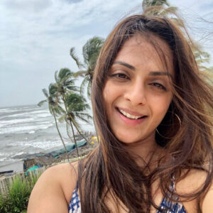 Richa Pallod Instagram - Smell of salty water ,
Wind in my face ,
Roar of the waves ! Sounds like a perfect concoction of PEACE and Calm 😇