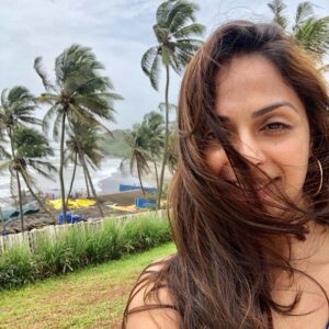 Richa Pallod Instagram - Smell of salty water ,
Wind in my face ,
Roar of the waves ! Sounds like a perfect concoction of PEACE and Calm 😇