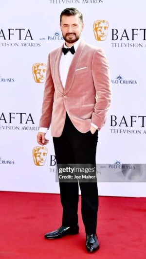 Richard Armitage Instagram - Hot night on the red carpet at BAFTA. Thank you for inviting me to present. Congratulations to all the winners and nominees alike 🙌