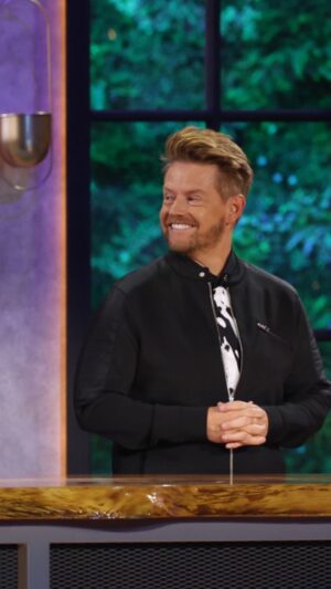 Richard Blais Instagram - I love this clip because it illustrates the bouncing back and forth that we have to do as mentors on @nextlevelcheffox conceptualizing with the chefs, technically guiding them sometimes, warning them of some of the pitfalls they may encounter. I wish as a viewer you could see the whole cook as it’s incredibly fast paced on each floor with so much knowledge and experience being shared. I am a rabbit in these kitchens making sure to spend intense, impactful and efficient time with each cook. This was a tough challenge as the bento box needed to have many components completed and some of the contestants I was working with for the first time. It’s a little air traffic control, meets sports coach, meets cooking instructor… Stream now on @hulu