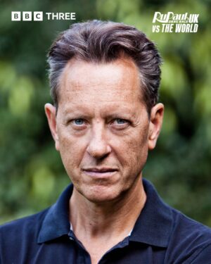 Richard E. Grant Instagram - ICONIC series spin off 🟰 ICONIC guest judges! ✨

Setting aside his suit of armour to judge some runway lewks, it’s @richard.e.grant 

#DragRaceUK vs The World starts 9th February on @bbciplayer